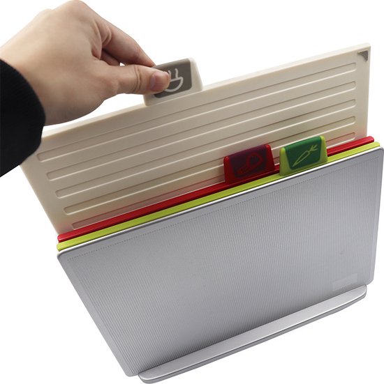 Hand trekt een tabblad met wortelsymbool uit een set snijplanken.