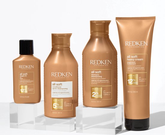 Quatre produits capillaires Redken dorés : huile d'argan, après-shampoing, shampoing et crème riche.