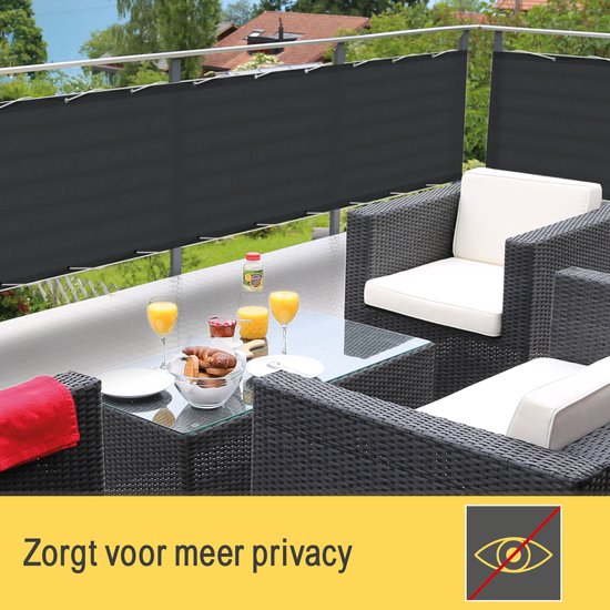 Donkergrijs balkondoek op een balkon met meubels en ontbijt. Zorgt voor meer privacy.