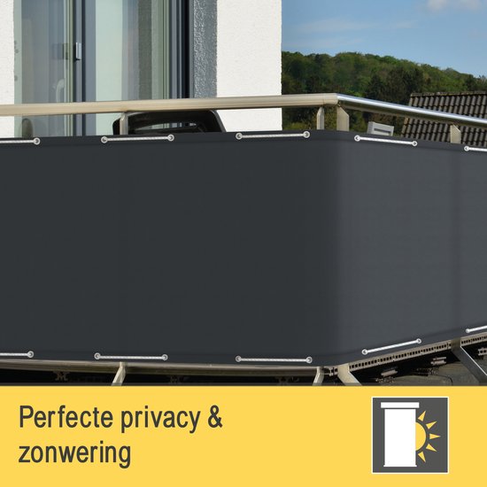 Donkergrijs balkonscherm bevestigd aan balustrade, met touwtjes en oogjes. Biedt privacy en zonwering.