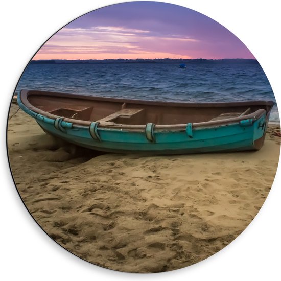 WallClassics - Dibond Muurcirkel - Eenzaam blauw Bootje op Strand bij Zee - 50x50 cm Foto op Aluminium Muurcirkel (met ophangsysteem)