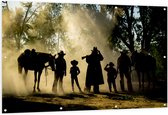 Tuinposter – Familie Cowboys met Paarden in het Bos - 150x100 cm Foto op Tuinposter (wanddecoratie voor buiten en binnen)