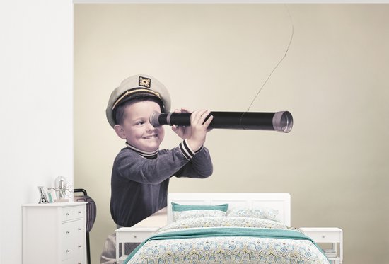 Foto: Behang fotobehang jongen met matrozen hoed en telescoop breedte 275 cm x hoogte 220 cm