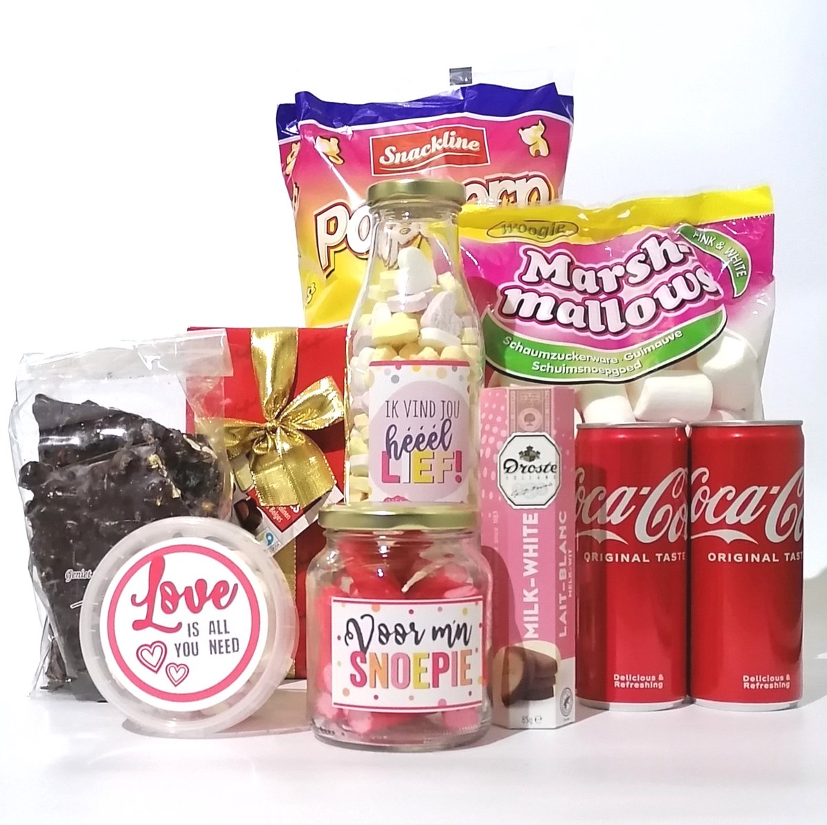 Valentijn cadeau pakket - o.a chocolade - hartjes - Valentijn box vol heerlijkheden