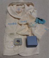 Kraam-Cadeau-Babypakket-Geboorte-Met naam van de Baby geborduurd-Badjas met naam-Muziek/speeldoosje_Badjas met naam_Knuffel doekje met naam op oor