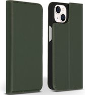 Accezz Hoesje Geschikt voor iPhone 13 Hoesje Met Pasjeshouder - Accezz Premium Leather Slim Bookcase - Groen