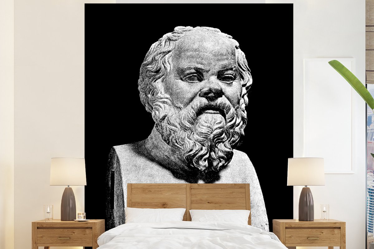Behang - Fotobehang Standbeeld van Socrates op zwarte achtergrond - Breedte 180 cm x hoogte 220 cm