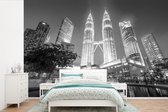 Behang - Fotobehang De Petronas Towers verlicht in de avond - zwart wit - Breedte 390 cm x hoogte 260 cm