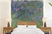 Behang - Fotobehang Agapanthus - Schilderij van Claude Monet - Breedte 200 cm x hoogte 220 cm