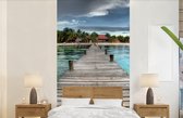 Behang - Fotobehang Uitzicht op de pier op het strand bij het Mexicaanse Isla Mujeres - Breedte 120 cm x hoogte 240 cm