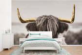 Behang - Fotobehang Schotse hooglander - Zwart - Wit - Goud - Breedte 400 cm x hoogte 300 cm