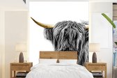Behang - Fotobehang Schotse hooglander - Zwart - Wit - Goud - Breedte 205 cm x hoogte 280 cm