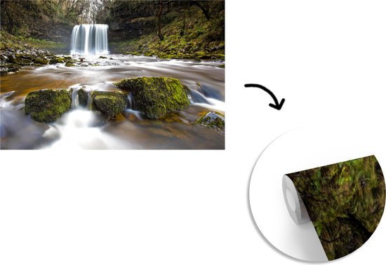 Behang - Fotobehang Waterval bij het Nationaal park Brecon Beacons in Wales - Breedte 330 cm x hoogte 220 cm
