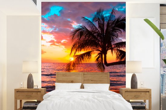 Behang - Fotobehang Palm - Zonsondergang - Strand - Zee - Horizon - Breedte 195 cm x hoogte 260 cm