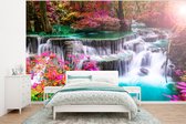 Behang - Fotobehang Waterval - Zon - Bomen - Regenboog - Natuur - Breedte 320 cm x hoogte 240 cm