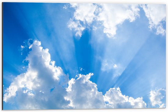Dibond - Zonnestralen Vanuti Zomerse Wolken - 60x40 cm Foto op Aluminium (Met Ophangsysteem)