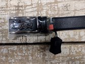 RR22-65.zw.m : zwart leren riem, zwart draak tafereel buckle, messingkl stripe, 125cm