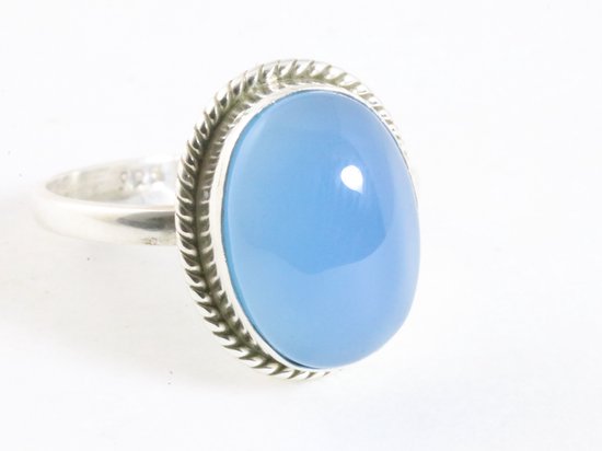 Bewerkte ovale zilveren ring met blauwe chalcedoon