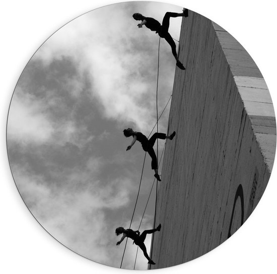 WallClassics - Dibond Muurcirkel - Dansende Mensen tegen een Gebouw - 90x90 cm Foto op Aluminium Muurcirkel (met ophangsysteem)