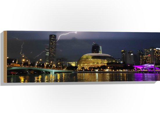 WallClassics - Hout - Bliksem bij het Theater Esplanade - Singapore - 90x30 cm - 9 mm dik - Foto op Hout (Met Ophangsysteem)