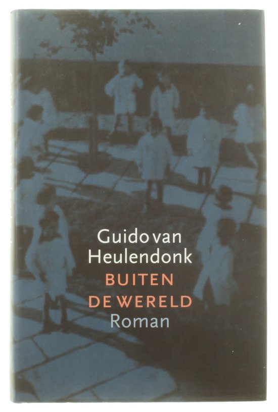 Boek "Buiten de wereld" van Guido van Heulendonk, met op de voorkant een foto van kinderen in witte kleding.