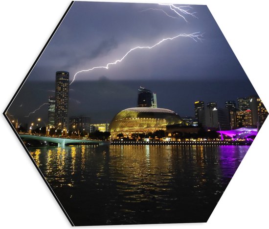 WallClassics - Dibond Hexagon - Bliksem bij het Theater Esplanade - Singapore - 40x34.8 cm Foto op Hexagon (Met Ophangsysteem)