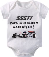 Hospitrix Baby Rompertje met Tekst "SSST! Papa en ik kijken naar Nyck - maat M 62/68 - Formule 1 - Korte Mouw - Cadeau - Zwangerschap - Aankondiging - De Vries - Romper