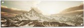 Tuinposter – Felle Ochtend Zonnestralen over de Toppen van Bergen met Sneeuw - 90x30 cm Foto op Tuinposter (wanddecoratie voor buiten en binnen)