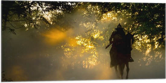 Vlag - Cowboy Rijdend in Mistig Bos - 100x50 cm Foto op Polyester Vlag
