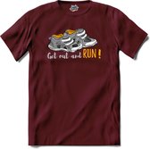 Get Out And Run! | Hardlopen - Rennen - Sporten - T-Shirt - Unisex - Burgundy - Maat M
