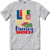 Life Is Better In Running Shoes | Hardlopen - Rennen - Sporten - T-Shirt - Unisex - Donker Grijs - Gemêleerd - Maat 4XL