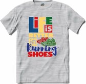 Life Is Better In Running Shoes | Hardlopen - Rennen - Sporten - T-Shirt - Unisex - Donker Grijs - Gemêleerd - Maat S