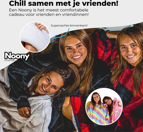 Drie jonge vrouwen, twee in geruite hoodie dekens, liggen dicht bij elkaar. Detailfoto van een regenboogprint. "Chill samen met je vrienden!"