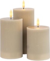 Sirius Smilla - rechargeable - set van 3 oplaadbare warm grijze pilaar kaarsen met ribbel structuur - ø 7,5 cm - H 10 / 12,5 / 15 cm