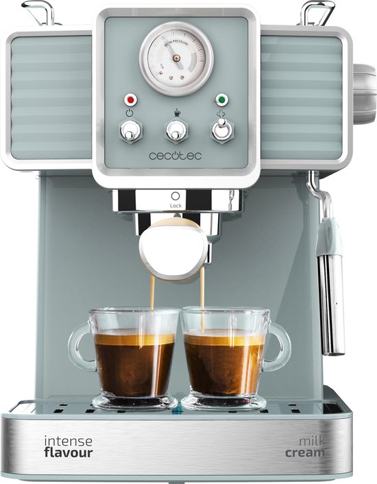 Mintgroene retro espressomachine met twee glazen, gevuld met espresso, op een zilveren plateau.
