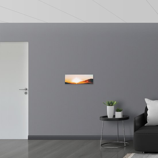 WallClassics - Verre acrylique - Coucher de soleil Oranje entre les Montagnes - Photo 60x20 cm sur verre acrylique (avec système de suspension)
