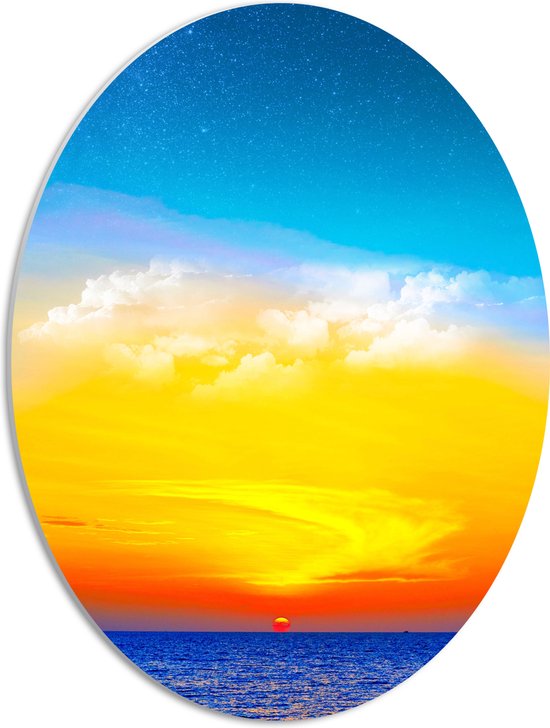 WallClassics - PVC Schuimplaat Ovaal - Zon verdwijnend achter de Zee met Felkleurige Lucht - 42x56 cm Foto op Ovaal (Met Ophangsysteem)