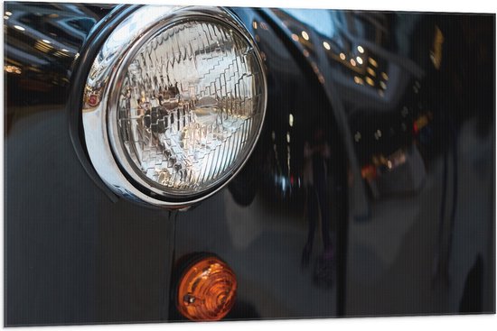 Vlag - Close-up van Koplamp van Zwarte Auto - 105x70 cm Foto op Polyester Vlag