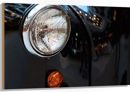 Hout - Close-up van Koplamp van Zwarte Auto - 120x80 cm - 9 mm dik - Foto op Hout (Met Ophangsysteem)