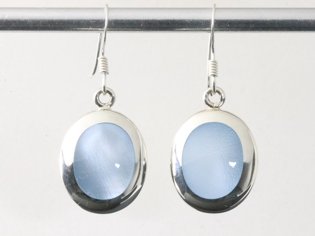 Ovale hoogglans zilveren oorbellen met blauwe schelp