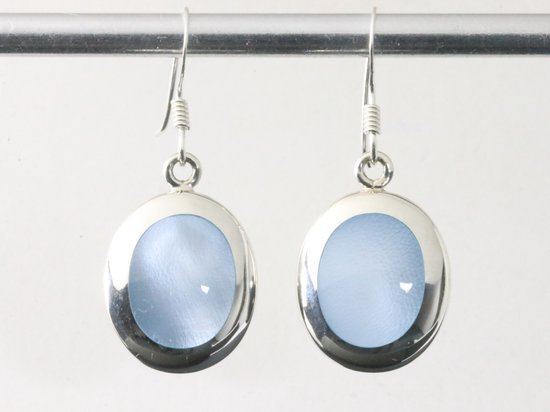 Ovale hoogglans zilveren oorbellen met blauwe schelp