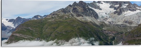 Dibond - Wolken bij de Top van de Berg - 90x30 cm Foto op Aluminium (Wanddecoratie van metaal)