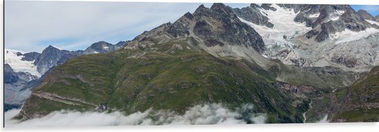 Dibond - Wolken bij de Top van de Berg - 120x40 cm Foto op Aluminium (Met Ophangsysteem)