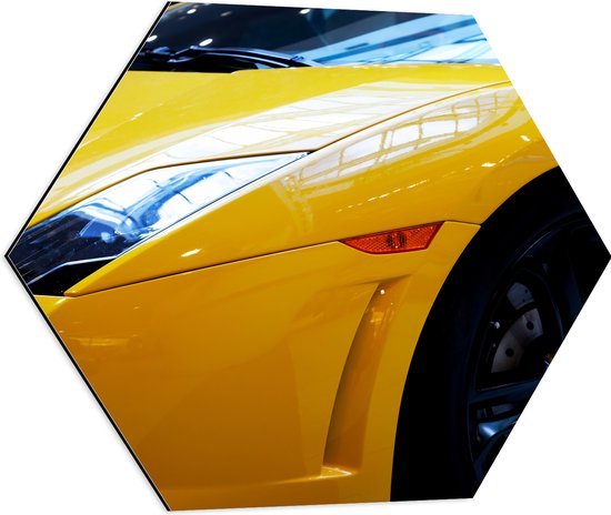 Dibond Hexagon - Snelle Sportauto in het Geel - 60x52.2 cm Foto op Hexagon (Met Ophangsysteem)