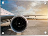 Tuinposter – Motor van Wit Vliegtuig op Vliegveld - 40x30 cm Foto op Tuinposter (wanddecoratie voor buiten en binnen)