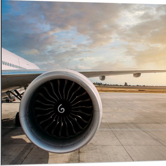 Dibond - Motor van Wit Vliegtuig op Vliegveld - 80x80 cm Foto op Aluminium (Wanddecoratie van metaal)