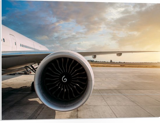 PVC Schuimplaat- Motor van Wit Vliegtuig op Vliegveld - 80x60 cm Foto op PVC Schuimplaat