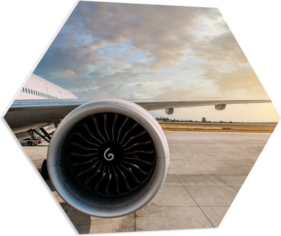 PVC Schuimplaat Hexagon - Motor van Wit Vliegtuig op Vliegveld - 70x60.9 cm Foto op Hexagon (Met Ophangsysteem)
