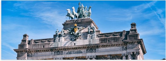 WallClassics - Poster Glanzend – Monument in Brussel met Bloemen - 120x40 cm Foto op Posterpapier met Glanzende Afwerking