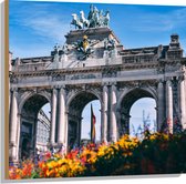 WallClassics - Hout - Monument in Brussel met Bloemen - 80x80 cm - 9 mm dik - Foto op Hout (Met Ophangsysteem)